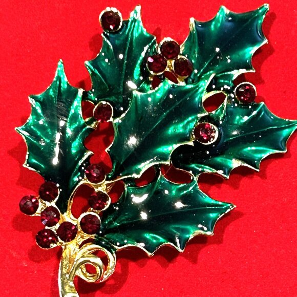 HOLIDAY LANE MACY'S HOLLY BERRY CHRISTMAS BROOCH RHINESTONE ENAMEL RED GREEN NEW - Picture 2 of 3